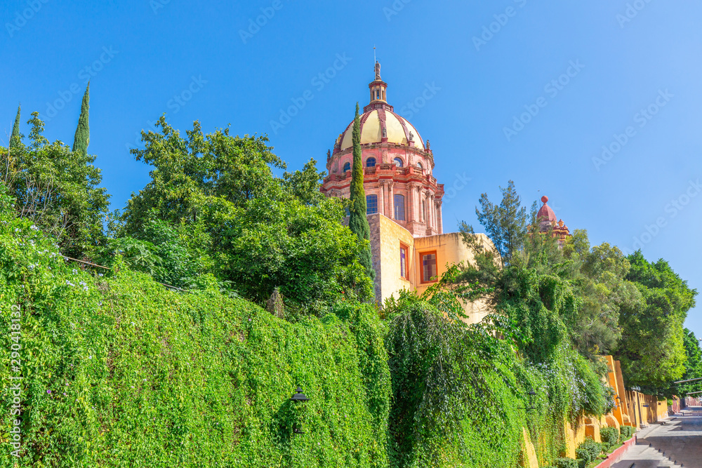 Mexico, Colorful buildings and streets of San Miguel de Allende in historic city center