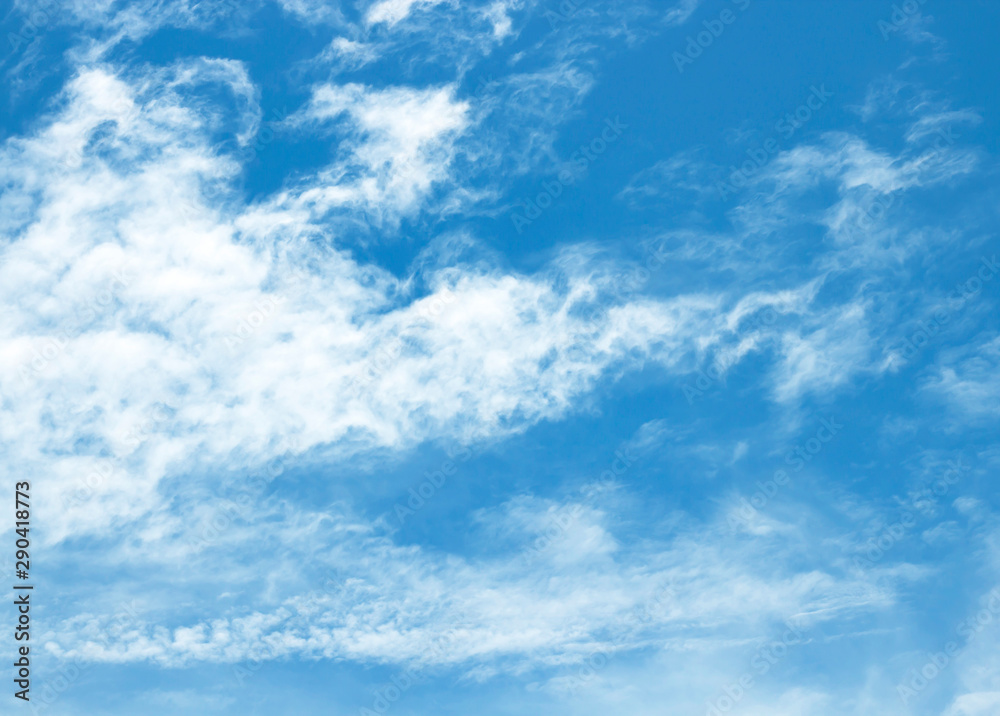 Obraz premium blue sky background with tiny clouds