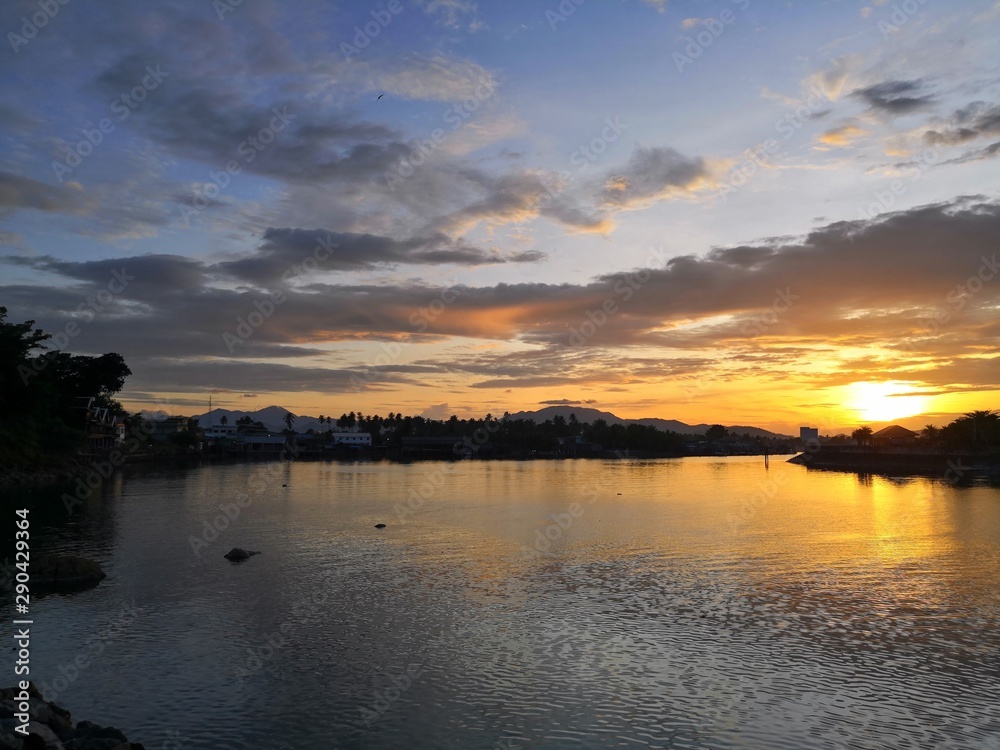 Obraz premium sunset on lake