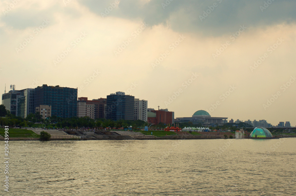 Obraz premium Hang river in Seoul in the evening