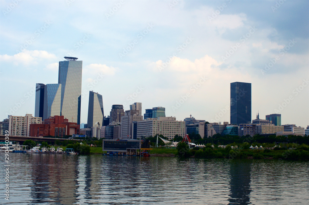Obraz premium View to Yeoeuido buildings from the Hang river