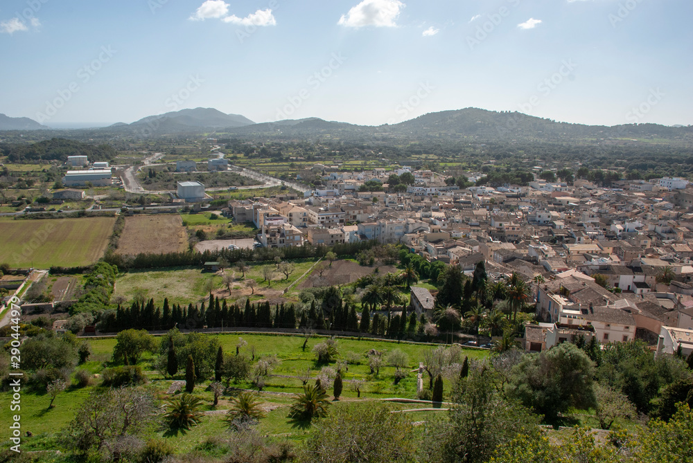 Blick über die Häuser der Stadt Arta auf spanischer Insel Mallorca