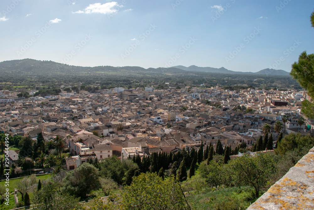 Blick über die Häuser der Stadt Arta auf spanischer Insel Mallorca