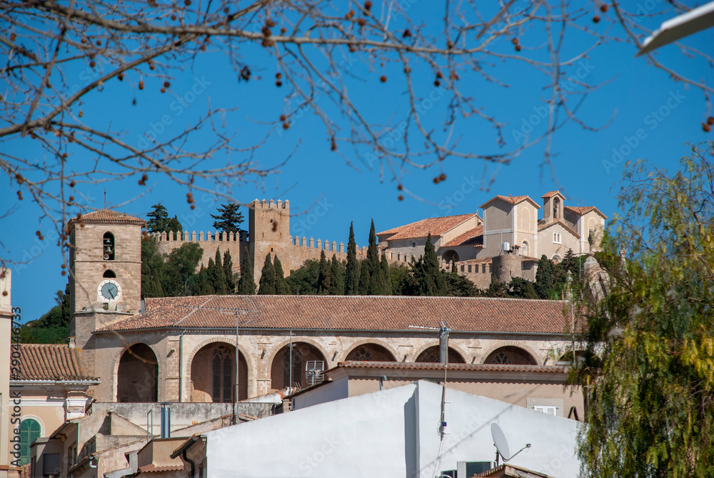 Blick zur Burg von Arta auf spanischer Insel Mallorca