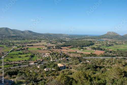 Blick über grüne Landschaft auf spanischer Insel Mallorca im Frühling