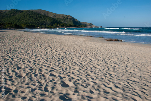 Einsamer Strand am abend auf spanischer Insel Mallorca im Fr  hling