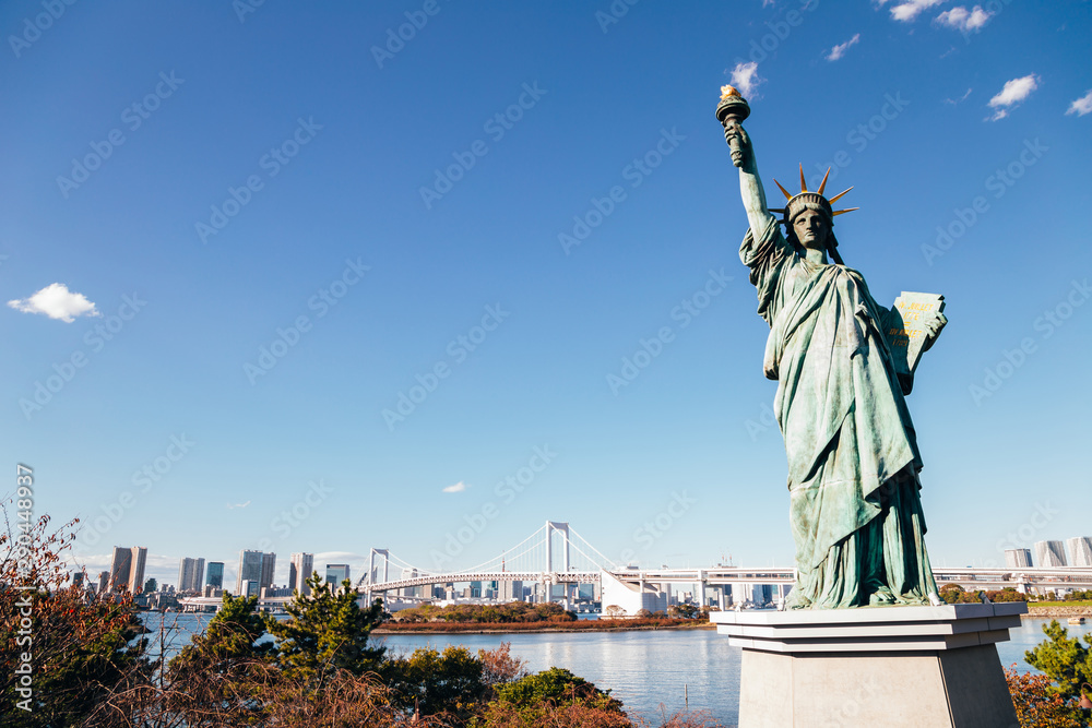 Fototapeta premium Zatoka Tokijska i Most Tęczowy Odaiba i Statua Wolności w Japonii