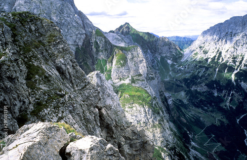 Landschaft am 150 km langem Karnischen Höhenweg. Der Gratweg zwischen Österreich und Italien war im 1. Weltkrieg Frontlinie und stark umkämpft. Der Weg wird heute auch als Friedensweg bezeichnet