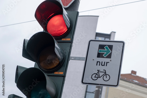 Grüner Pfein zum Rechtsabiegen für Fahrradfahrer an einer roten Ampel an der Torstrasse in Berin-Mitte