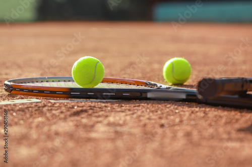 Racket and balls on tennis court © Pixel-Shot