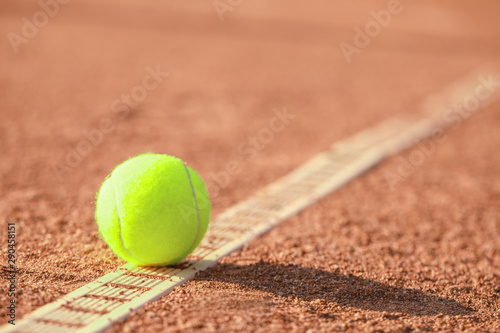 Yellow ball on tennis court © Pixel-Shot