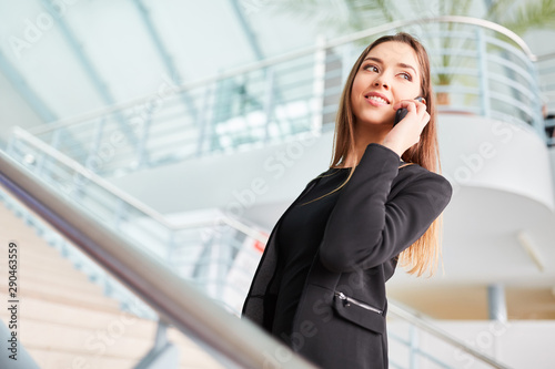 Junge Businessfrau mit Smartphone auf Geschäftsreise