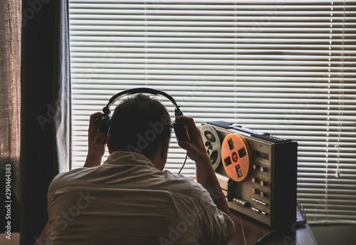 Fotografie Special agent listens on the reel tape recorder