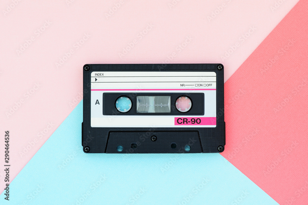 Fototapeta premium Stare kasety magnetofonowe na wielokolorowym tle. Widok z góry, stara koncepcja technologii