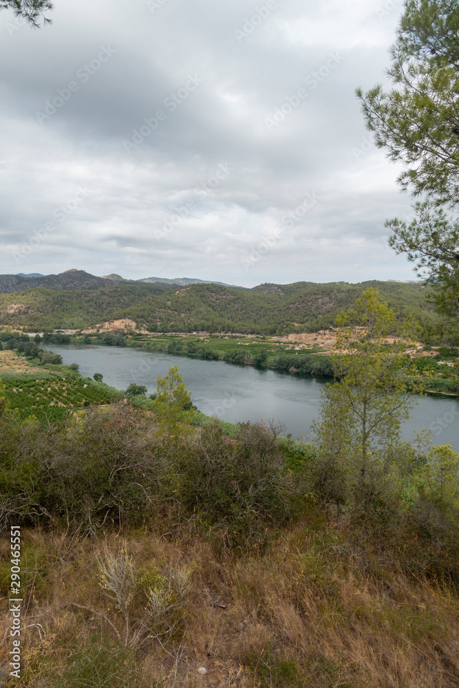 Fototapeta premium Rzeka Ebro w drodze do Tortosy w Tarragonie