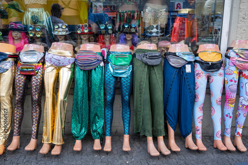 Photography Unterschiedliche Hosen vor einem Bekleidungsgeschäft in Berlin-Prenzlauer Berg