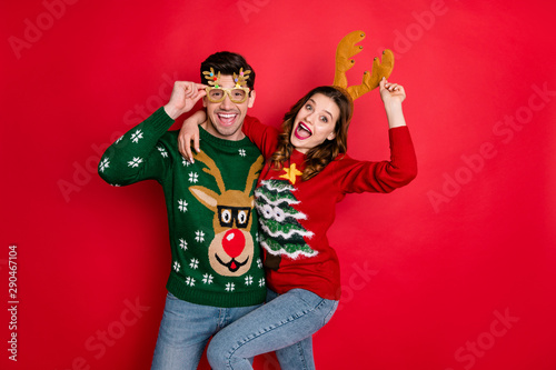 Obraz na plátně Portrait of crazy two people wife husband student hipster hug embrace wear brown