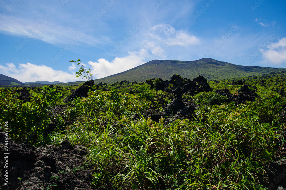 岩石が転がる登山道から見る三原山 岩石が転がる登山道から見る三原山