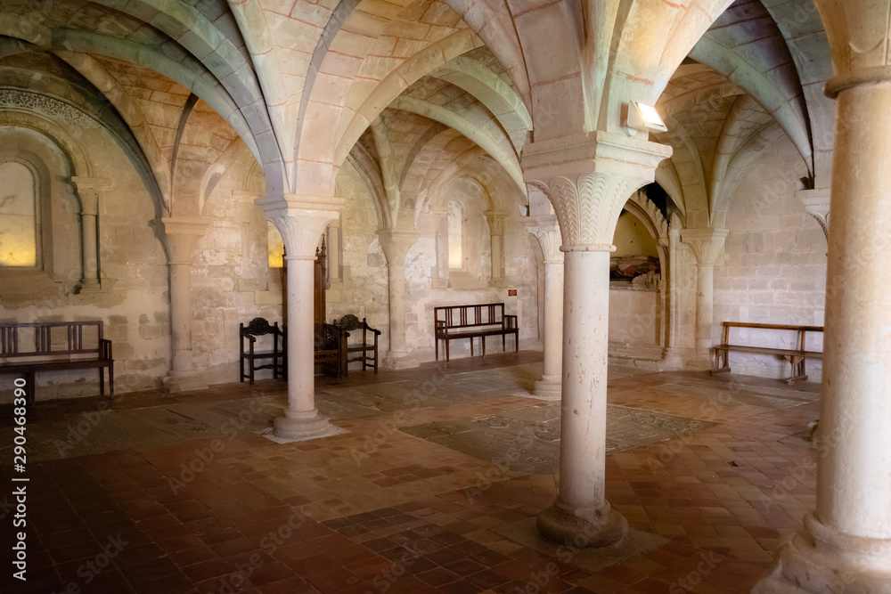 Columnas de la sala capitular de un monastrio cisterciense