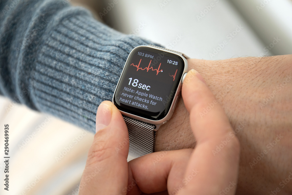 Foto Stock Man hand with Apple Watch Series 4 with ECG app | Adobe Stock
