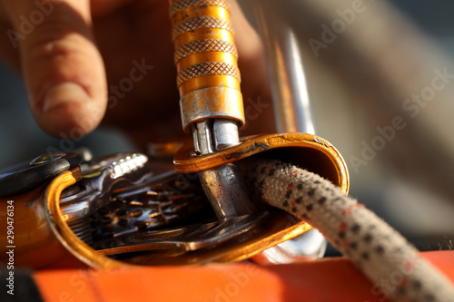 Fotografie Close up rope access inspector hand inspecting self controller stopper a fall de