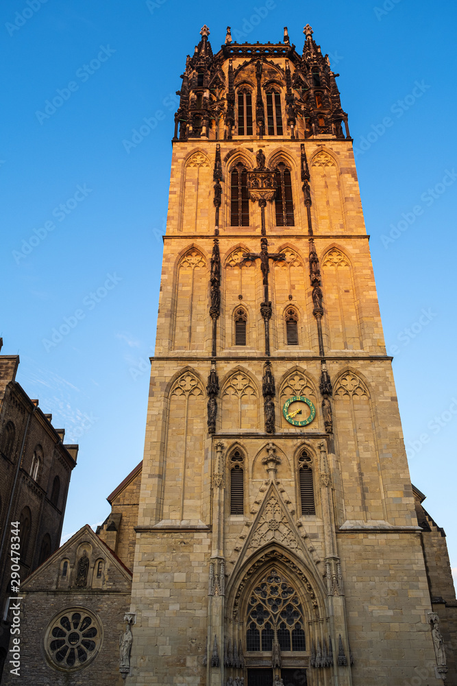 Der Turm der Liebfrauen Überwasserkirche in der Altstadt von Münster/Deutschland in der Abendsonne