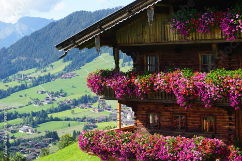 Quadro su tela schönes traditionelles Bauernhaus mit Blumenpracht in Alpbach, Tirol, Austria