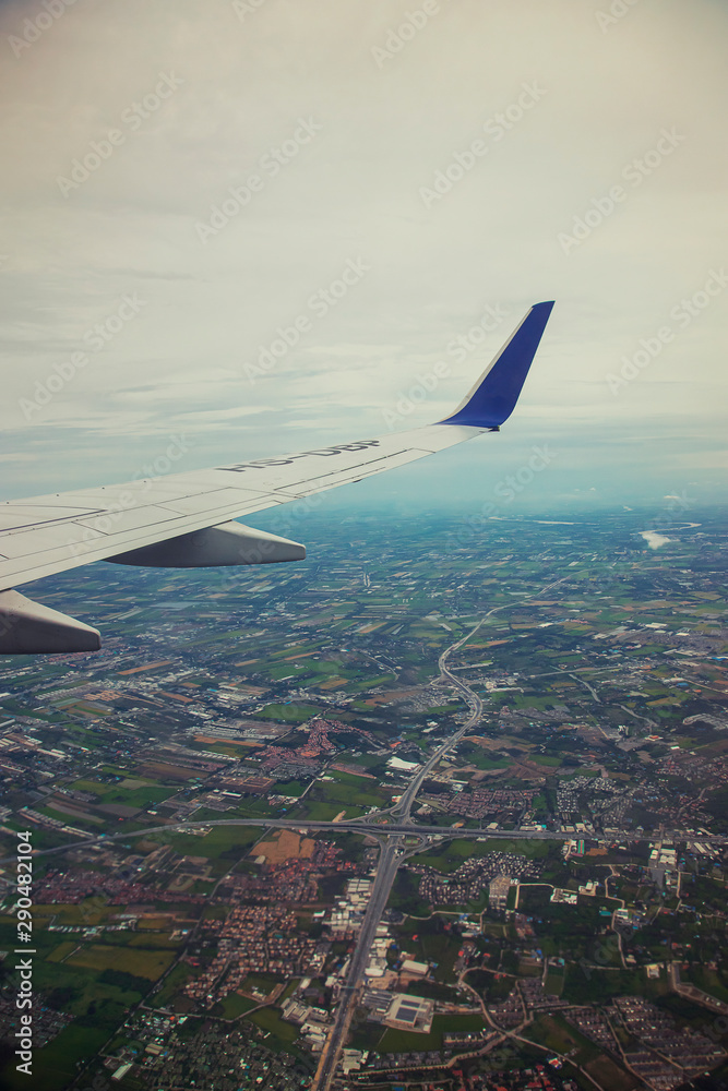 Fototapeta premium Airplane wing with city view