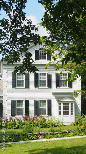 USA, Vermont: historische Häuser mit Holzfassade  © finecki