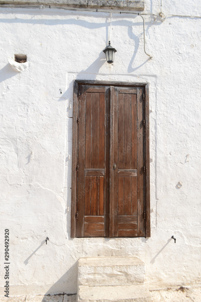 Fototapeta premium Haustür im Trullidorf Alberobello - Italien 