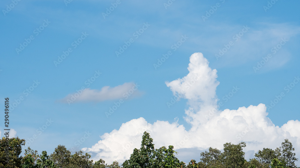 Obraz premium Blue sky and white clouds