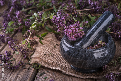 Photos marble mortar with fresh green thyme on the black background