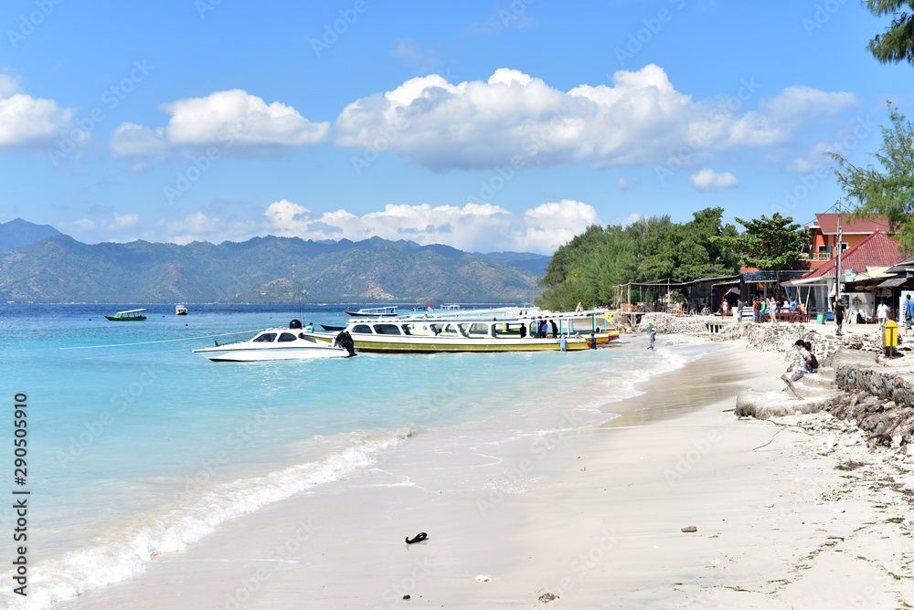 Fototapeta premium Boats docked on the seaside of Gili Meno Island, Lombok, Indonesia