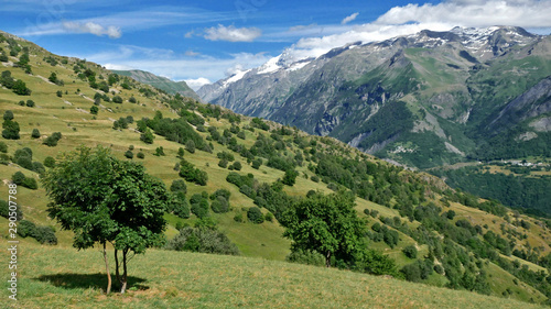 Paysage des massifs montagneux autour d'Auris en Oisans - France