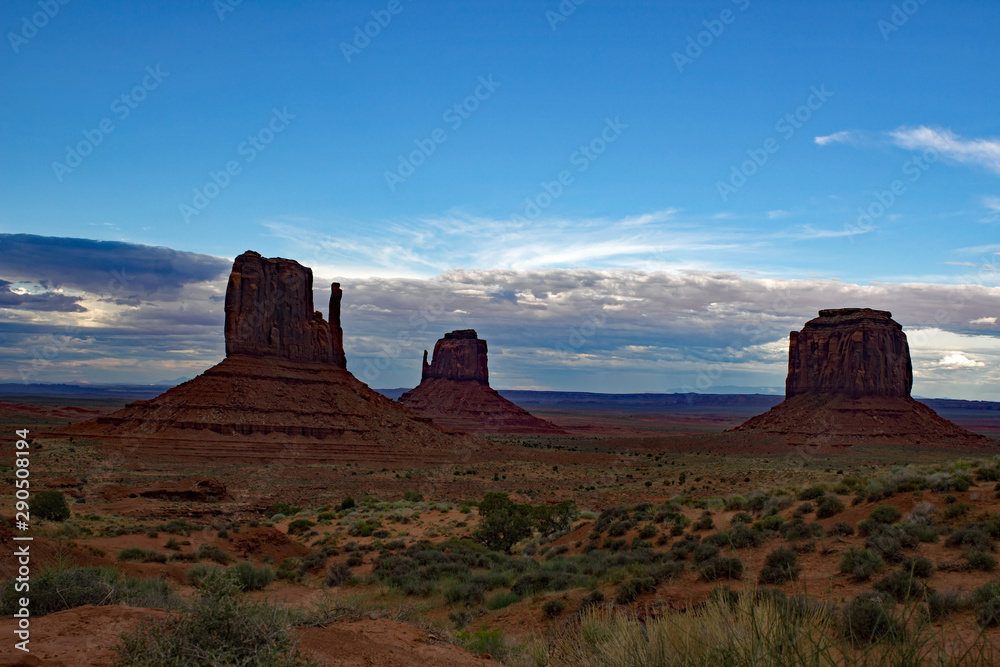 Monument Valley -  The Mittens und Merrick Butte