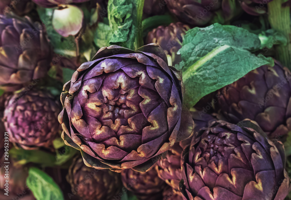Obraz premium Fresh purple artichokes on farmers market