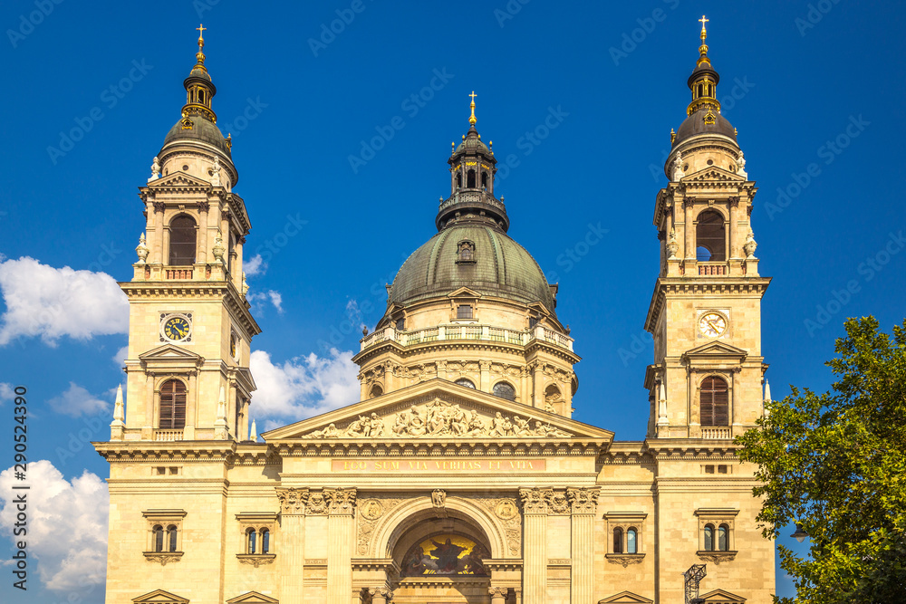 Fototapeta premium St. Stephen's Basilica in Budapest, Hungary, Europe.