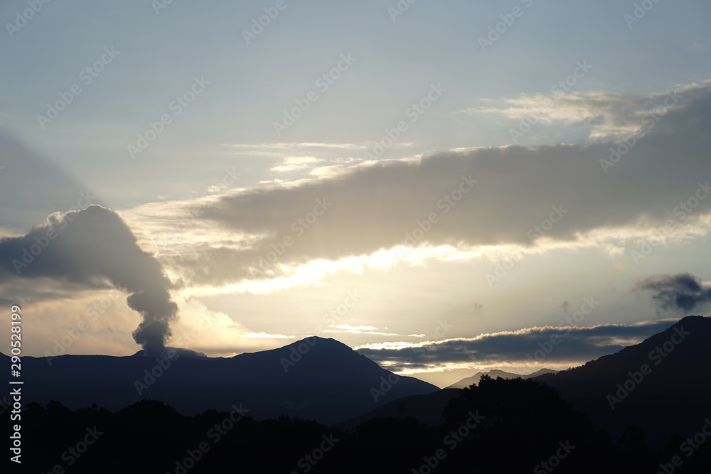 煙を吐く阿蘇山の日の出