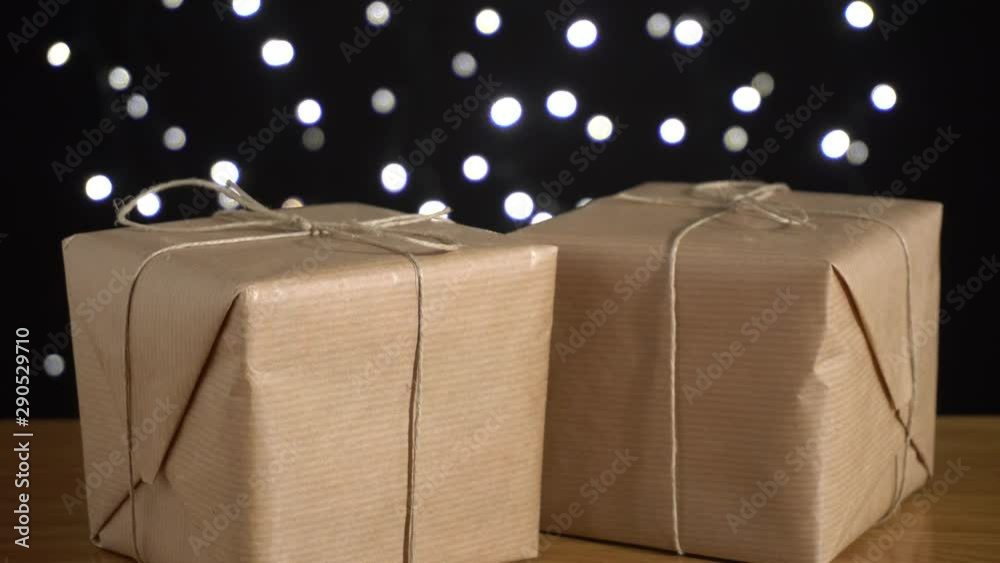 Caja de regalo en la mesa y fondo negro con luces