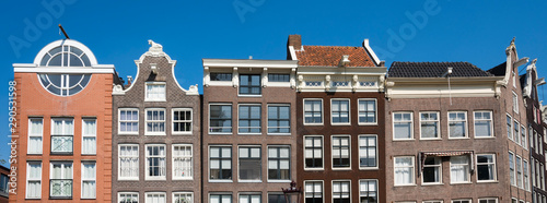 Fotografija apartments in along canal in street called Bloemgracht