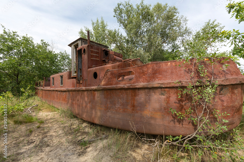 Schiffswrack in der radioaktiven Chernobyl-Sperrzone in Belarus (Weißrussland)