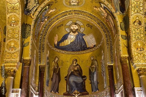 La Cappella Palatina. Basilica a tre navate che si trova all interno del complesso architettonico di Palazzo dei Normanni a Palermo  Sicilia