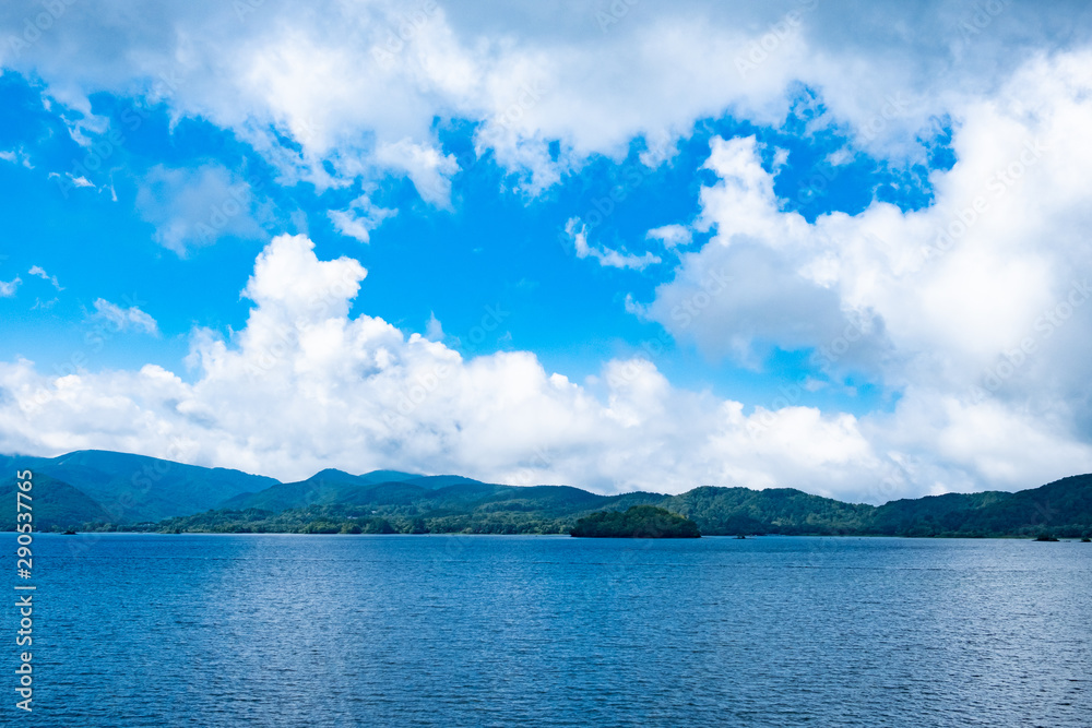 桧原湖と青空と雲