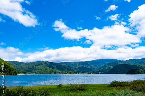 桧原湖と青空