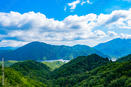 磐梯吾妻レークラインから見える秋元湖 © taronabe