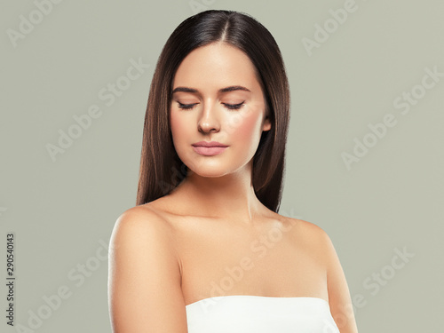 Beauty woman skin face healthy skin natural makeup close up facemodel brunette