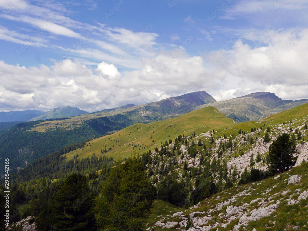 suggestivo panorama delle montagne dolomitiche in italia tra verdi vallate e rocce