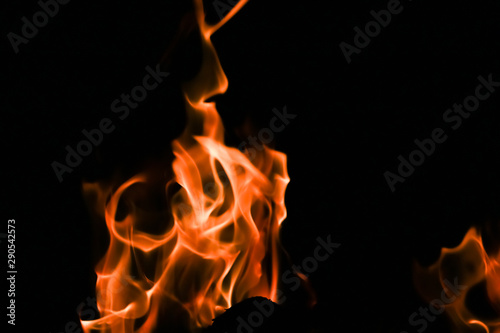 Ogień płonie na czarnym tle