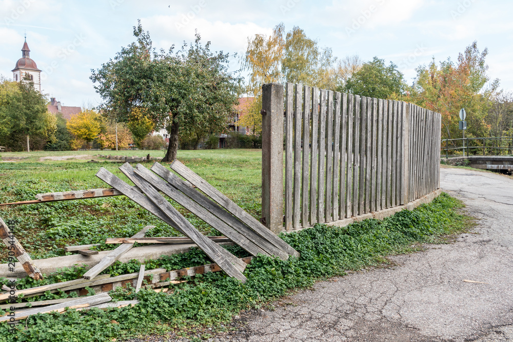 Alter und defekter Latten Zaun Alter und defekter Latten Zaun