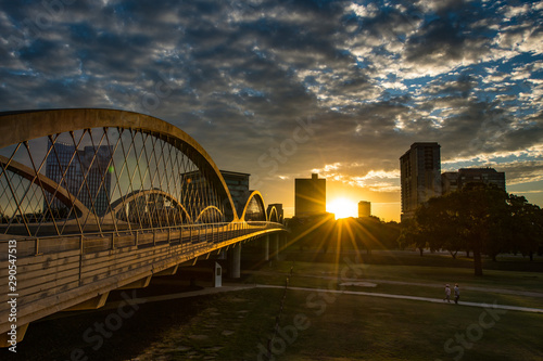 Fotografie Fort Worth Skyline sunrise w/7th st. bridge